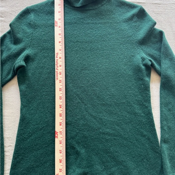 100% Cashmere Emerald Green Turtleneck Sweater - Picture 4 of 10